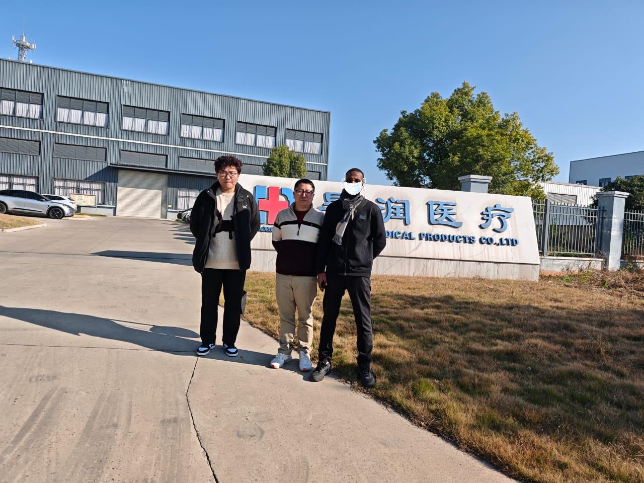 Cliente da África visita nossa fábrica em 15 de dezembro de 2025: Promovendo potencial de cooperação aprofundada