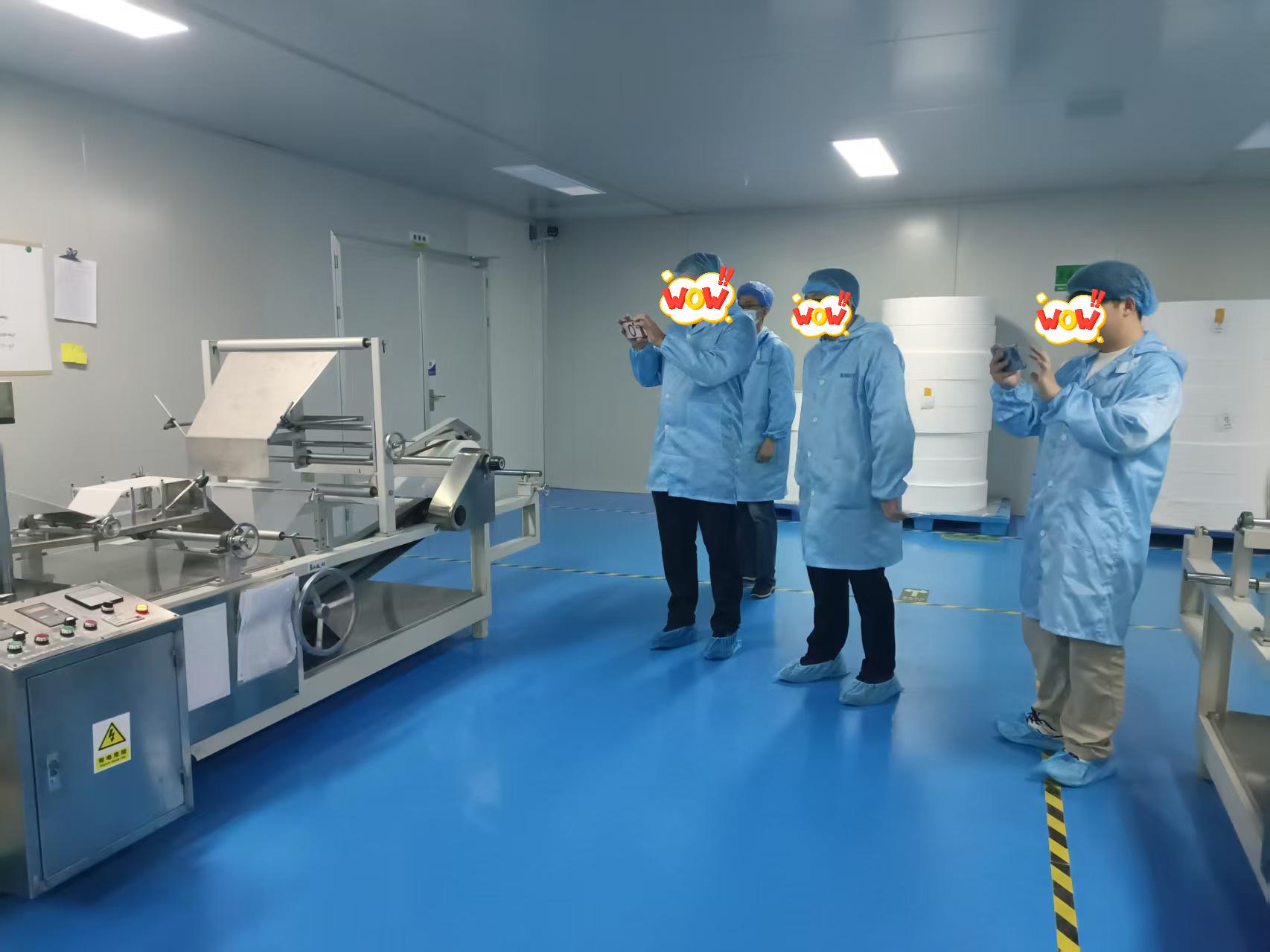 O Diretor de Compras do Distribuidor Europeu de Produtos para Saúde Animal de Grande Porte visita nossa empresa para inspeção e negociação